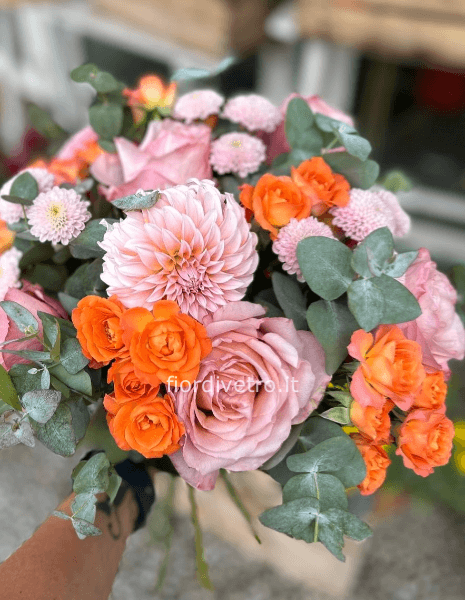 Bouquet con fiori assortiti