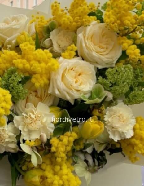 Bouquet di fiori assortiti con mimosa